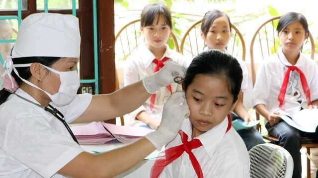 Chăm sóc sức khỏe ban đầu cho học sinh ở tỉnh Bắc Ninh. (Ảnh: TTXVN)