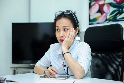 Cẩm Ly tâm sự: Khi đêm diễn kết thúc dẫu có buồn, nhưng ngay sáng hôm sau, khi các bé đến nhà tôi để tập trung tập luyện thì mọi buồn phiền dường như quên hết. Một tuần tất bật chuẩn bị từ khâu lựa chọn bài hát, bàn bạc ý tưởng và tập luyện cho các bé nên nhiều lúc không có thời gian chăm chút cho hai bé con ở nhà luôn đó (cười). Nhưng biết sao được vì tính tôi khi đã làm điều gì thì phải cầu toàn và kỹ lưỡng. Đôi lúc tôi cũng mệt vì cứ bận rộn kín cả tuần nhưng đổi lại tôi vui khi thấy các con trên sân khấu.