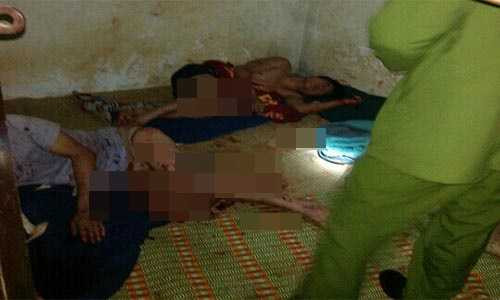 Các nạn nhân bị chém máu me vương vãi nằm bất động Các nạn nhân bị chém máu me vương vãi nằm bất động