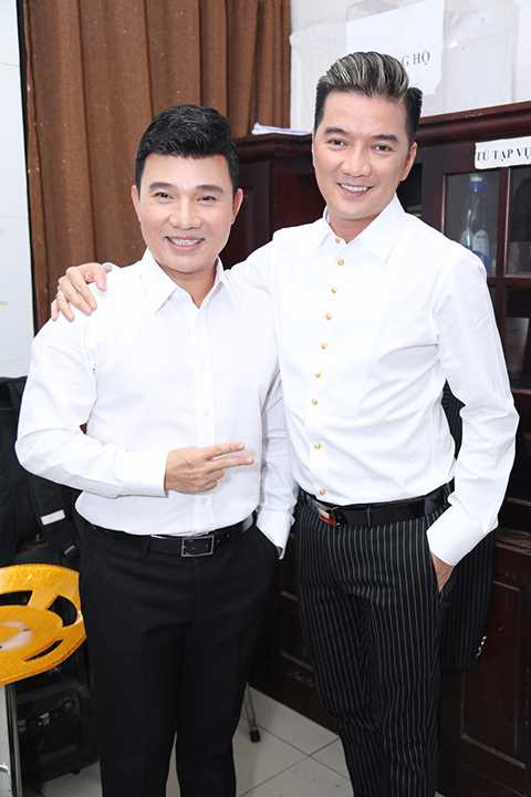 Nam ca sĩ Quang Linh thể hiện các ca khúc Ước Thầm, Tình cây và đất và Giã từ. 