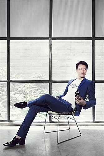 Đây là bộ ảnh ghi lại khoảnh khắc đôi bạn trẻ chớm nở tình cảm. Sự hồn nhiên có phần rụt rè tạo cho người xem cảm thấy thú vị qua phần diễn xuất của cặp đôi này.