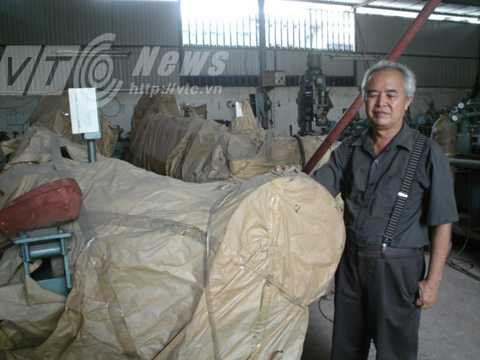 Ông Khánh bên một dây chuyền tự động sản xuất vành xe đạp inox đã đắp chiếu từ năm 2003