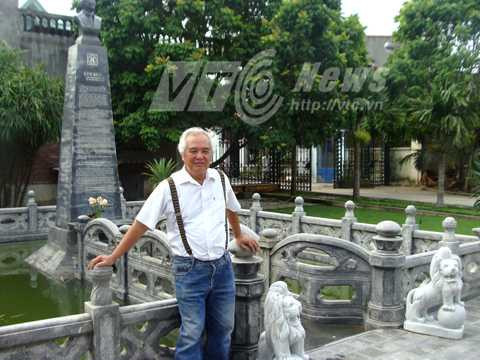 Ông Khánh bên khu trung tâm phần mộ mà ông tự xây dựng cho mình 