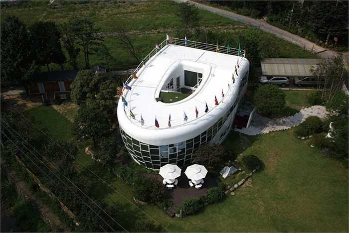 Toilet-Shaped House (tòa nhà có hình toilet) là công trình được thị trưởng Sim Jae Duck xây dựng nhằm thúc đẩy chiến dịch cải thiện vệ sinh môi trường trong thời gian World Cup 2002 tổ chức tại thành phố Suwon, Hàn Quốc. 