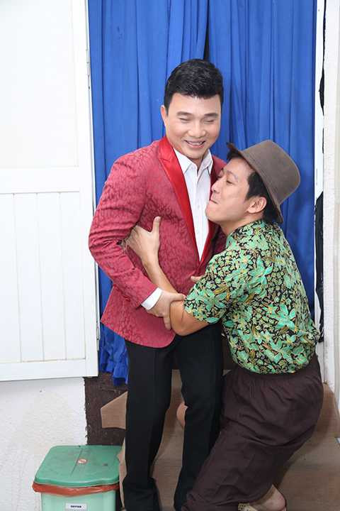 Và không chỉ có Mr.Đàm là nạn nhân bị tấn công của Trường Giang mà nam ca sĩ Quang Linh cũng không thoát khỏi nam danh hài này. 