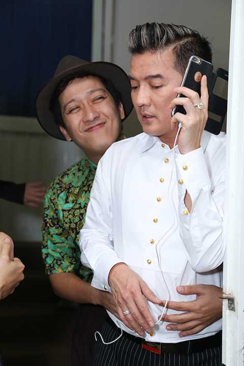 Thời gian qua, Trường Giang đã thu hút sự quan tâm của khán giả bởi mối quan hệ tình cảm giữa anh và nữ diễn viên Nhã Phương. Chính vì vậy, những biểu cảm và hành động của nam danh hài tối qua đã khiến mọi người chứng kiến... bị sốc.