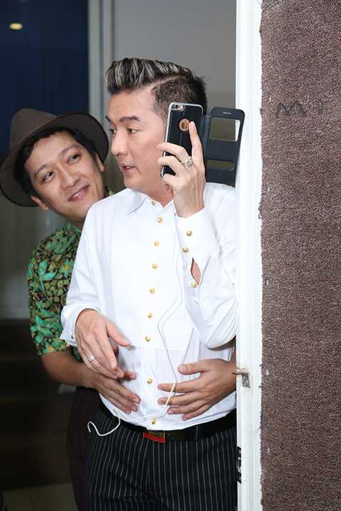 Dù bất ngờ nhưng Đàm Vĩnh Hưng cũng không kịp phản ứng trước tình cảm của Trường Giang, vì anh đang bận nói chuyện điện thoại.