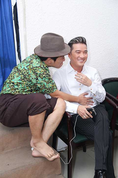 Không chỉ vậy, nam danh hài còn chủ động...xoa bụng Mr.Đàm khiến ông hoàng nhạc Việt ngượng ngùng.