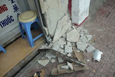 Xe ‘điên’ đâm thẳng tiệm thuốc, 2 người bệnh đi cấp cứu