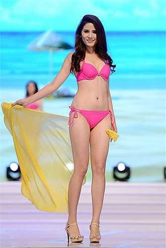 Hoàng Thị Hạnh không chỉ có khuôn mặt dịu dáng với má lúm đồng tiền thu hút mà còn có thể hình khá chuẩn. Cô cao 1m72 và cũng có số đo vòng 3 tương đương với Kim Chi: 95 cm.