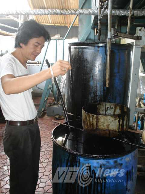 Rác vào đầu máy, cuối máy thành dầu đốt, tiếp tục tinh chế sẽ thành xăng Rác vào đầu máy, cuối máy thành dầu đốt, tiếp tục tinh chế sẽ thành xăng