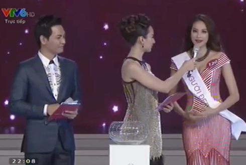 Phần thi ứng xử tự tin đầy phong thái Hoa hậu của Phạm Hương