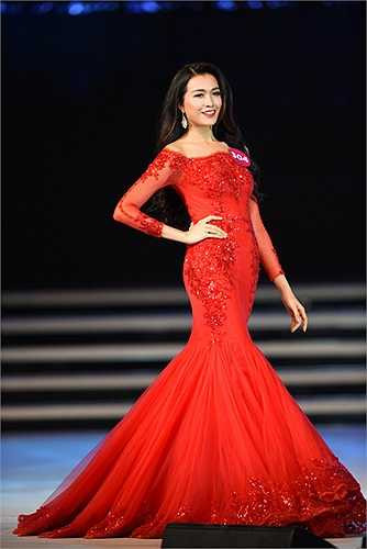 Các thí sinh khoe kỹ năng catwalk, phong thái tự tin trong những bộ trang phục dạ hội lộng lẫy