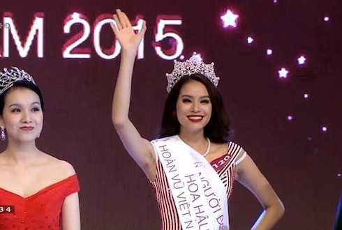 Giây phút đăng quang của Phạm Hương (ảnh: Ngôi sao)