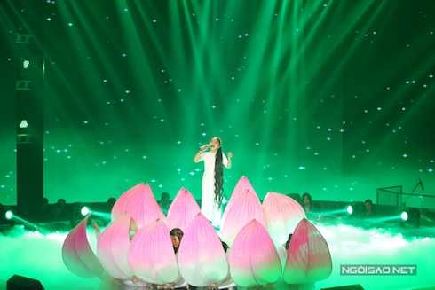 Hồng Minh của đội Hồ Hoài Anh – Lưu Hương Giang dịu dàng trong ca khúc ‘Tiếng đàn bầu’.