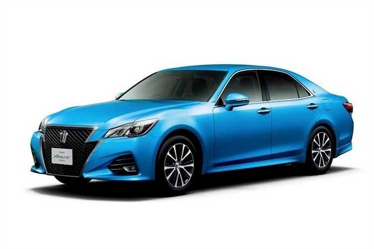 Cuối cùng, Crown Athlete mang vẻ ngoài thể thao, cá tính nhờ có những màu sắc sặc sỡ và lưới tản nhiệt tia chớp độc đáo. Cả 3 phiên bản Crown mới đều có hệ thống đèn pha trước full LED hiện đại. 