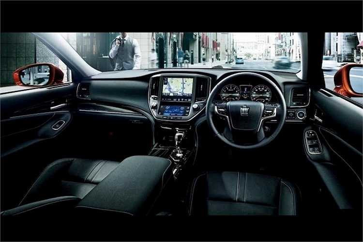 Ở bên trong nội thất, tất cả các phiên bản Crown đều có độ sang trọng và hiện đại ngang với những chiếc Lexus đắt tiền nhất với nội thất bọc da hoàn toàn, rèm điện ở cửa kính sau, điều hoà hai vùng, tay lái điều chỉnh điện, hệ thống thông tin giải trí với màn hình lớn, dàn âm thanh 10 loa cùng nhiều tính năng cao cấp khác. 