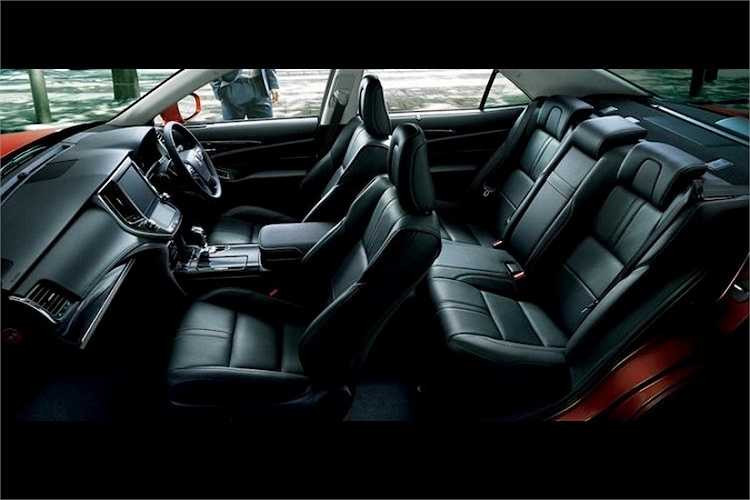  Riêng phiên bản Crown Majesta còn có thêm hệ thống treo trước/sau siêu êm, và hệ thống ITS Connect, sử dụng sóng tần số 760 MHz để quét môi trường xung quanh và chuyển đổi thành những dữ liệu cung cấp thông tin cho người lái, cũng như trao đổi với những chiếc xe khác. 