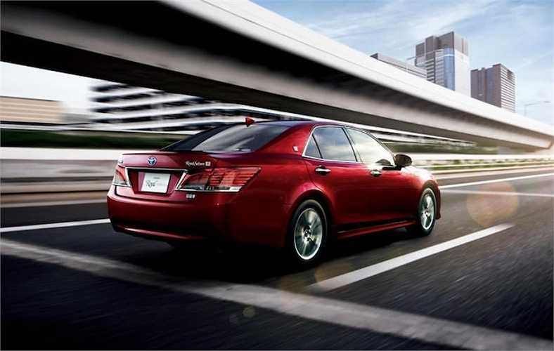 Theo Toyota, chiếc Crown Athlete trang bị loại động cơ mới có mức tiêu thụ nhiên liệu trung bình chỉ 13,4 km/l theo tiêu chuẩn đo của Nhật JC08. 