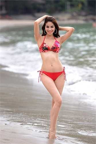 Tạo dáng sexy bên bờ biển. (Trung Ngạn)