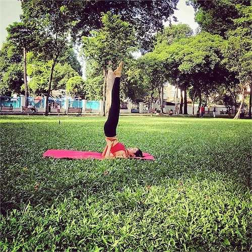Cô có được vóc dáng hoàn hảo này nhờ thường xuyên tập luyện thể thao và yoga.