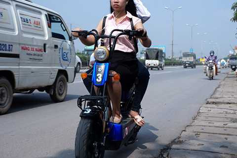 Phóng ngược chiều trên quốc lộ 5 đoạn qua Trâu Quỳ.