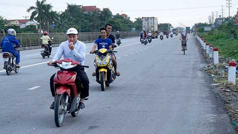 Không chỉ đi ngược chiều mà còn lấn hết phần đường của các phương tiện lưu thông đúng luật