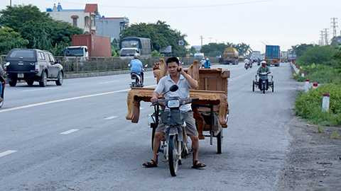 Xe máy kéo hàng cồng kềnh, vừa đi ngược chiều vừa nghe điện thoại trên quốc lộ 5 đoạn qua địa phận Hải Dương