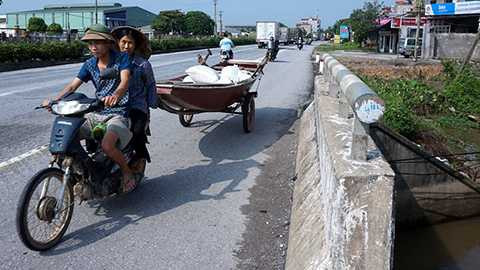 Kéo thuyền đi ngược chiều trên quốc lộ 5 đoạn qua Hưng Yên