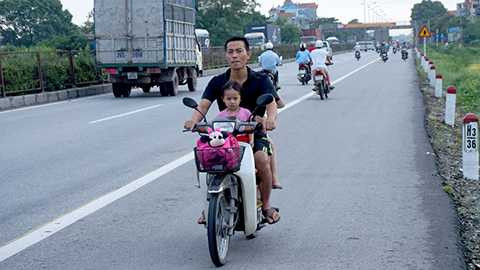 Đầu trần nghênh ngang ngược dòng xe cộ trên quốc lộ 5