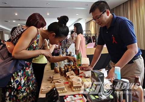 Một gian hàng bán nước hoa, túi thơm để tủ quần áo... đa phần đều là đồ handmade do chính tay các nhân viên của khách sạn làm ra.