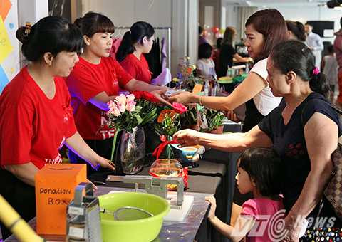 Với phương châm ‘Cũ người mới ta’, mỗi một món hàng được bán ra trong hội chợ từ thiện này đã góp phần vào việc giúp đỡ trẻ em và các gia đình Việt Nam bị ảnh hưởng bởi HIV/AIDS.