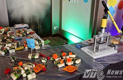 Những bánh xà phòng thơm handmade với hương liệu hoàn toàn tự nhiên. Có máy ép xà phòng và các công đoạn làm xà phòng thơm tại chỗ.