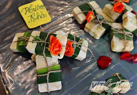 Một bánh xà phòng cỡ to có giá chỉ 10 ngàn đồng. Với mùi hương của các loại hoa như hoa nhài, hoa chanh, hoa bưởi, hương cam...