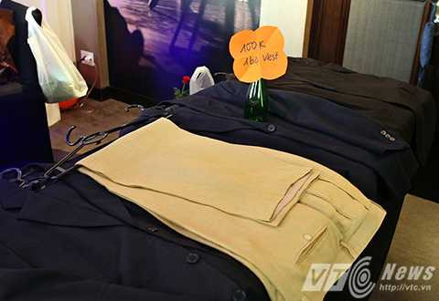 Những bộ áo vest cũ với chất liệu vải rất tốt có giá chỉ 100 ngàn đồng.