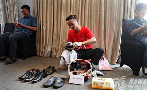 Dịch vụ đánh giầy cho khách, toàn bộ số tiền thu được sẽ ủng hộ cho quỹ từ thiện ủng hộ cho những người đang sống với căn bệnh HIV/AIDS.