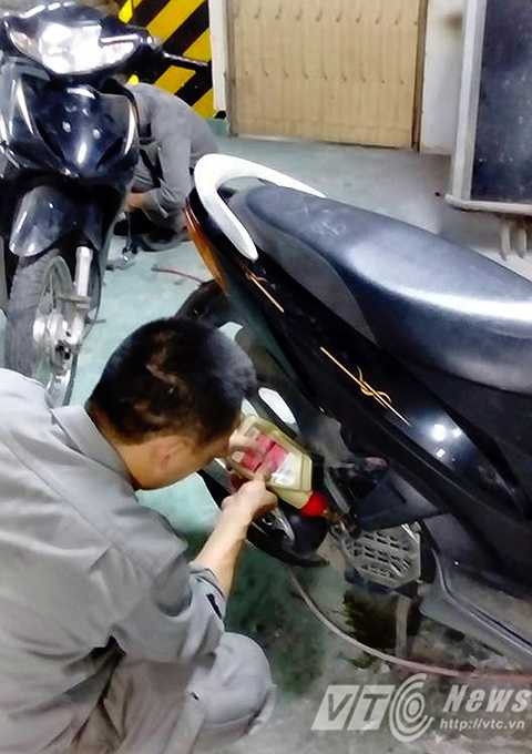 Dịch vụ rửa xe, thay dầu cho khách ngay tại hầm để xe của khách sạn. Ngoài ra còn có dịch vụ sửa chữa đồ gia dụng, điện tử, điện lạnh... tại nhà.