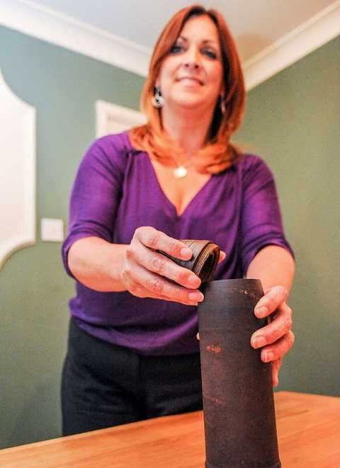 Phần đầu chóp nón nhọn của quả bom có thể tháo rời Phần đầu chóp nón nhọn của quả bom có thể tháo rời