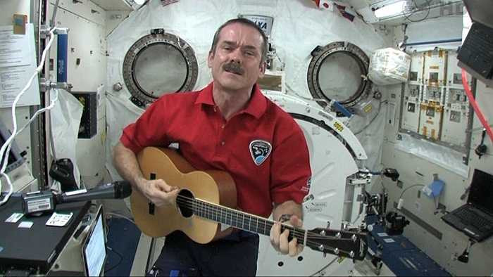 Chris Hadfield thậm chí còn 'hoành tráng' hơn khi từng đệm guitar và hát khi đang sống trong môi trường không trọng lượng ngoài vũ trụ. Bản hit mà ông mang tới có tên là 'Space Oddity'