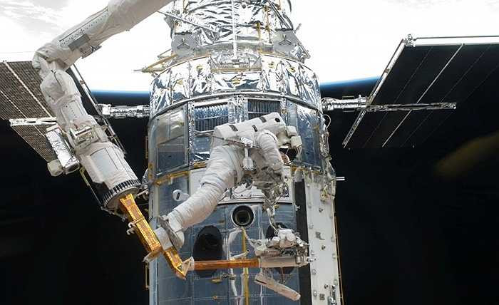 Kính thiên văn Hubble. Một 'con mắt' ngoài vũ trụ từng là điều mơ ước của các nhà khoa học. và phải đến năm 1990 khi kính thiên văn Hubble được đưa lên quỹ đạo thì giấc mơ mới được hoàn thành. Hubble được trang bị đầy đủ các công cụ hoạt động bằng năng lượng Mặt Trời, nhằm chụp lại tất cả những hình ảnh của vũ trụ với ánh sáng khả kiến, cực tím (UV) và ánh sáng bước sóng cận hồng ngoại