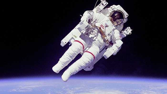 Ngày 7/2/1984, trong khi tham gia thực thi nhiệm vụ STS-41B, phi hành gia Bruce McCandless đã đi bộ ra ngoài không gian trong các thử nghiệm đầu tiên. Đây là lần đầu tiên một nhà du hành vũ trụ đi bộ ngoài không gian mà không cáp bảo hiểm