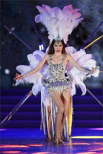 Hồ Ngọc Hà mang tới sân khấu Hoa hậu hoàn vũ 2015 tiết mục sôi động, ấn tượng.