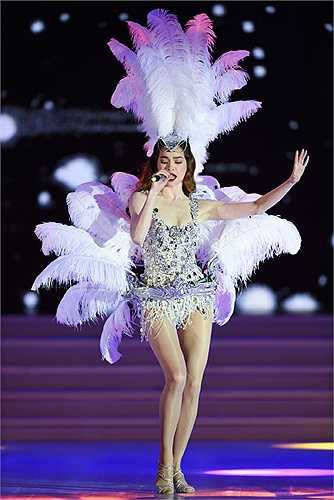 Nữ ca sỹ sexy trong trang phục diễn, biểu diễn trong phần thi bikini của thí sinh.