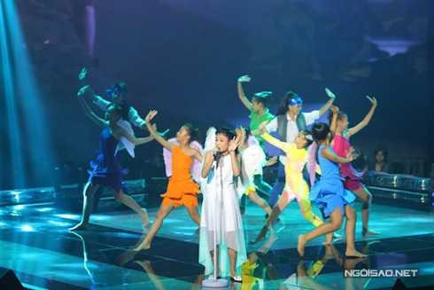 Giọng ca nhí Thu Thủy của đội Hồ Hoài Anh – Lưu Hương Giang thể hiện ca khúc ‘Chuông gió’ của Thu Minh với bản phối hoàn toàn mới với những nhạc cụ dân tộc miền núi.