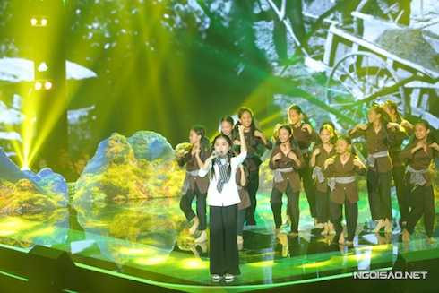 Nhã Thy của đội Cẩm Ly thể hiện liên khúc ‘Gần lắm Trường Sa – Cô gái mở đường’. Hồ Hoài Anh khen cô bé ngày càng tiến bộ trong phong cách biểu diễn và giọng hát.