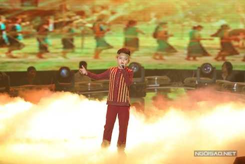 Công Quốc của đội Cẩm Ly đem đến ca khúc ‘Về nghe gió kể’ (Sáng tác: Hoàng Anh Minh). Phần trình diễn này giúp cậu vượt qua Khánh Linh.