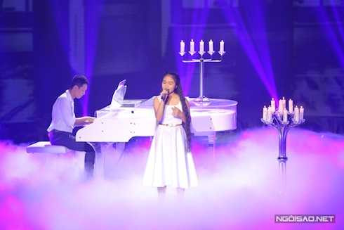 Hà Vy được HLV Dương Khắc Linh chọn ca khúc 'Promise' để thể hiện trong liveshow 4. Cẩm Ly nhận xét, cô bé hát có hồn hơn khi tập luyện nhưng một số nốt cao Hà Vy còn phạm một số lỗi rất nhỏ trong phát âm.