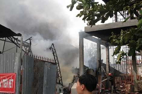 Ngọn lửa lớn nhanh chóng thiêu rụi tòan bộ nhà xưởng Ngọn lửa lớn nhanh chóng thiêu rụi tòan bộ nhà xưởng