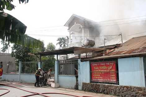 Khói bốc lên nghi ngút Khói bốc lên nghi ngút