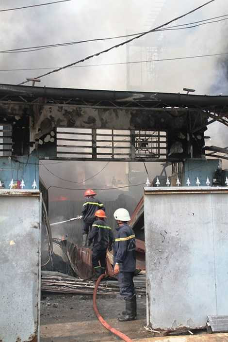 Lực lượng PCCC TP.HCM đã nhanh chóng có mặt tại hiện trường đám cháy. Lực lượng PCCC TP.HCM đã nhanh chóng có mặt tại hiện trường đám cháy.